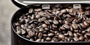 boite en métal avec des grains de café