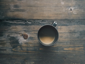 tasse de café sur table en boit travaillé